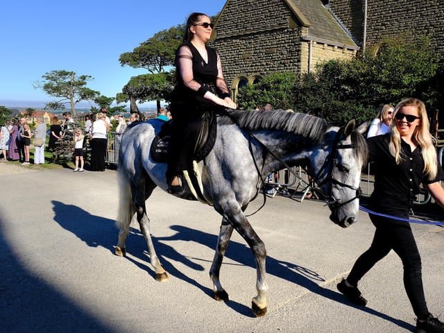 A stylish arrival in horseback.