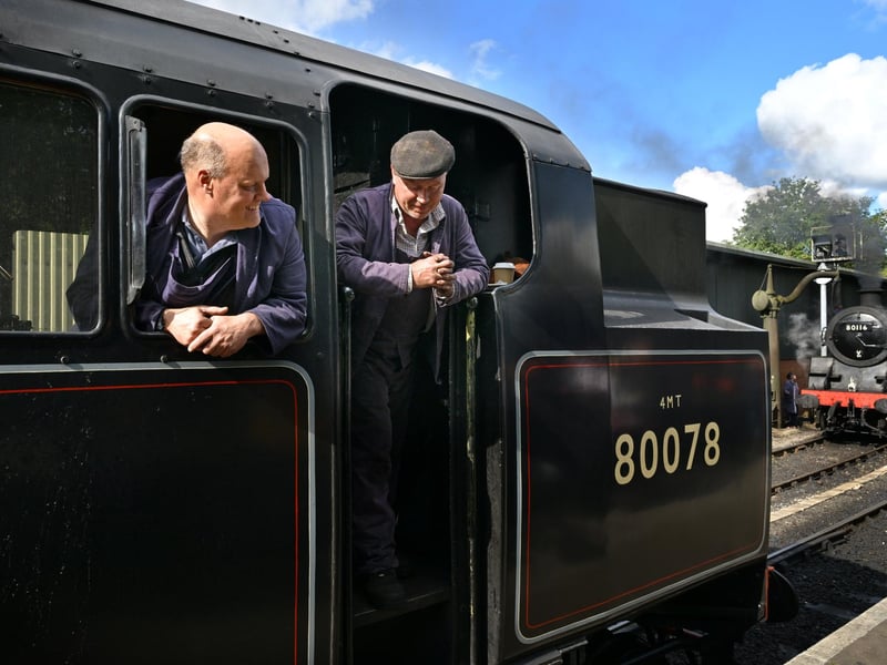 Chatting at the station. photo: Richard Ponter
