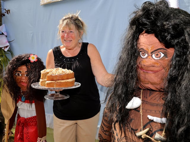 Chris Bailey serving cakes. picture: Richard Ponter