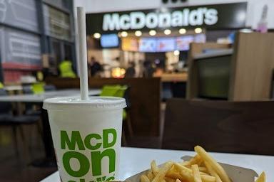 Restoran McDonald’s terpaksa tutup setelah sekelompok anak muda melemparkan katak hidup ke area servis