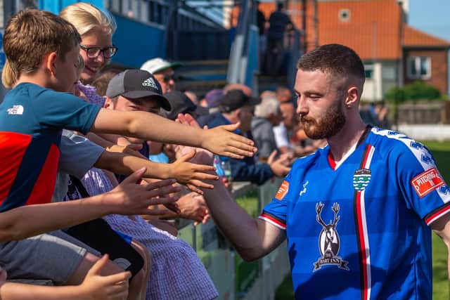 Striker Bradley Fewster has signed a new deal with Whitby Town.