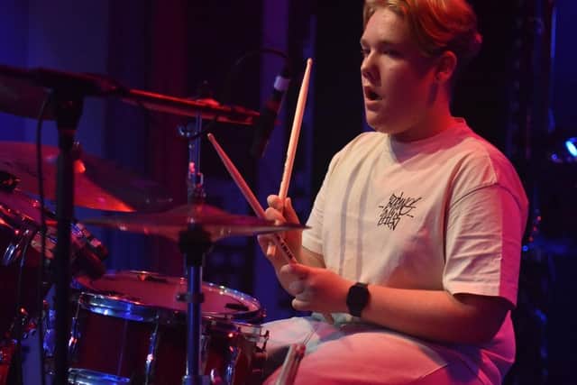 Harley (drums).
