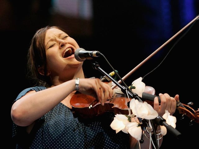 Folk musician Eliza Carthy was born in Scarborough and is known for playing the fiddle and singing. She attended Fyling Hall School near Robin Hood's Bay and resides in the Whitby area.