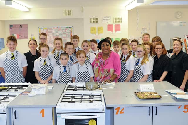 Spa panto star Rustie Lee gets cooking at Headlands School. (NBFP PA1449-2f)