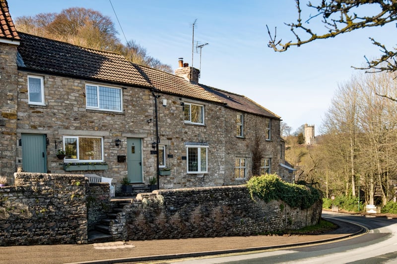 This charming stone cottage has an elevated location in the market town of Richmond, close to the northern tip of the Yorkshire Dales National Park. Take a springtime stroll along the River Swale to nearby Easby Abbey and enjoy views across to Richmond Castle from both inside the elegant property and the gorgeous cottage garden.