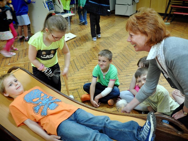 Gladstone Road Infant school arts week. Kai Taylor-Boyes tries out the Soundwave vibrator brought to the school from Springhead school. Provididing the sound waves are (left) Grace O'Brien and (right) Springhill's Eileen Corbett.
102465