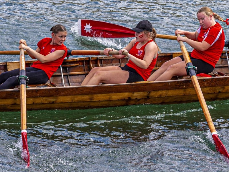 Friendship crew taking the strain. photo: Brian Murfield