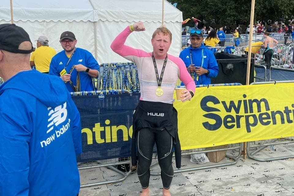 Lokaler Athlet Angus stellt zwei Weltrekorde beim Swim Serpentine auf