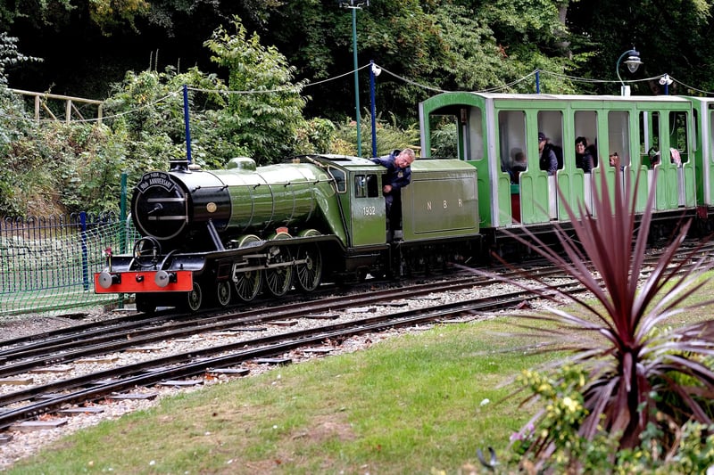 Steigen Sie An Bord Dieser Miniatureisenbahn Und Genießen Sie Eine Malerische Fahrt Vom Strand Zum Peasholm Park, Vorbei An Malerischen Landschaften.