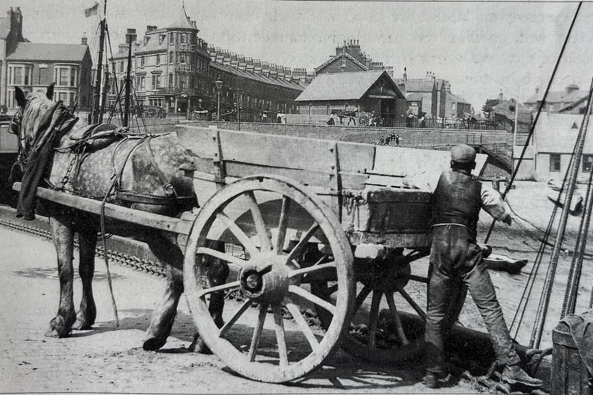 Historische Ansichten mit Aled Jones: Dieses Foto zeigt einen Fischhändler ...