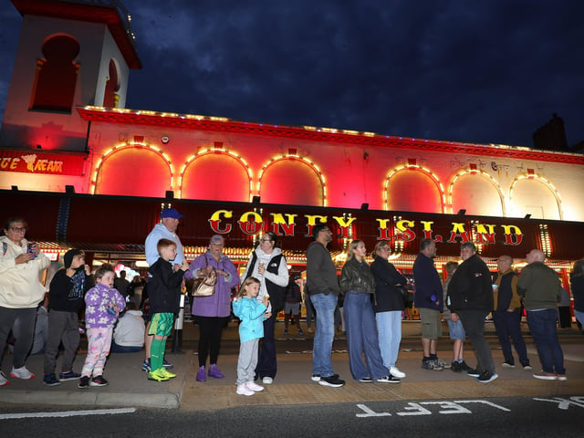 The crowds await the parade. photo: Richard Ponter