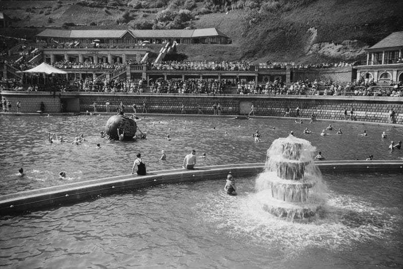 Circa 1930: Fountain and public swimming pool, Battery Park.