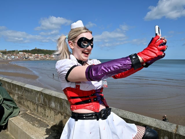 Harley Quinn taking a seaside selfie!