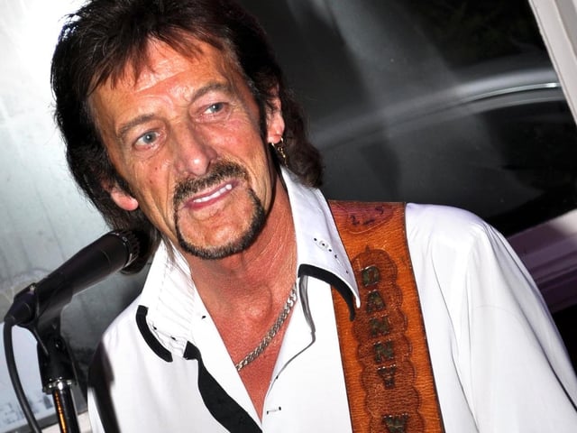 Singing star Danny Wilde makes the hearts flutter of women in The Newlands