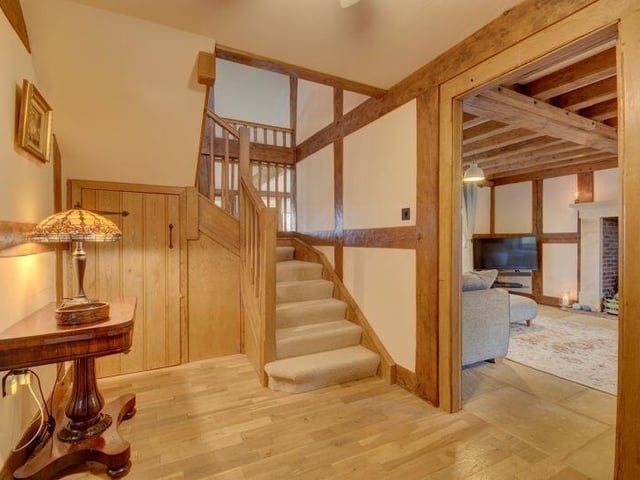 An entrance hallway with light and warmth.