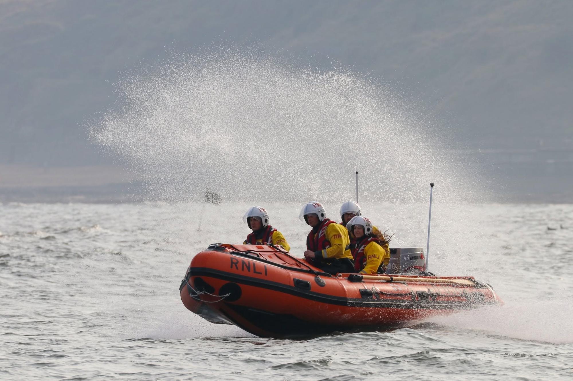 Scarborough RNLI rescues drifting boat after dual engine failure