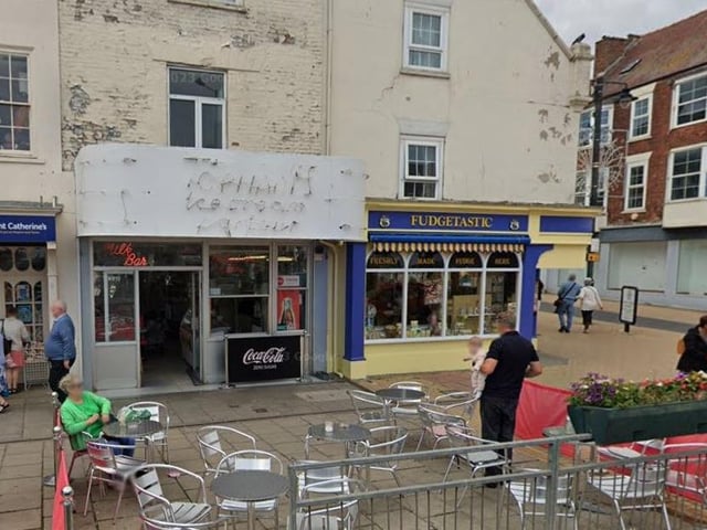 Tophams Tophams Ice Cream Parlour is located on Cross Street, Bridlington. It is situated in the town centre, close to the harbour, and offers a nostalgic 1950's style decor complete with knickerbocker glories and peach melbas.