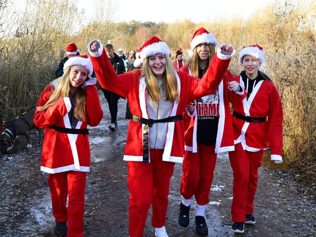 Cheering on the way round.
picture: Richard Ponter, 2251350n