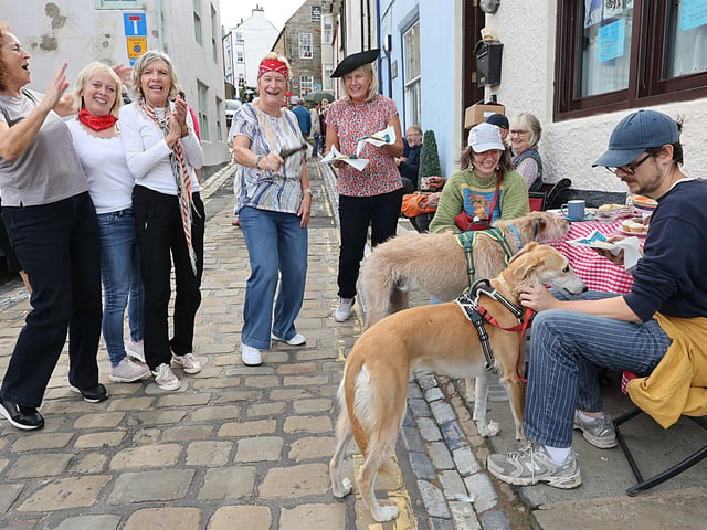 People faving fun. photo: Richard Ponter