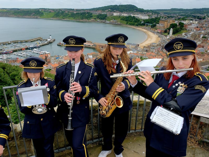 Band members of Østre Bærum Skolekorps on the castle battlements