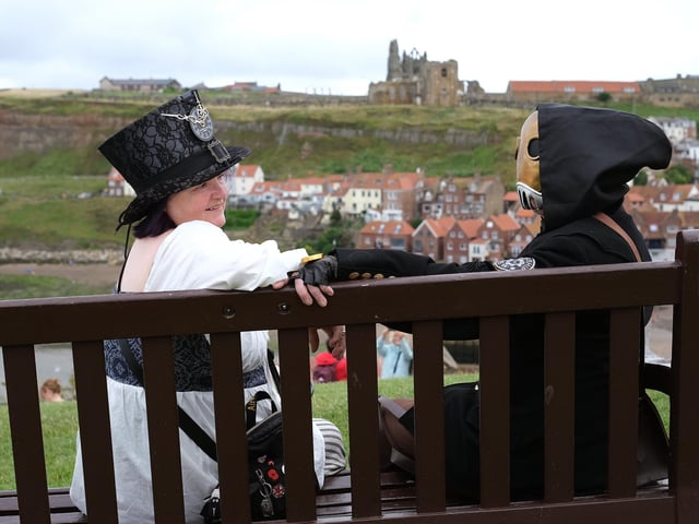 Relaxing on a bench.
picture: Richard Ponter