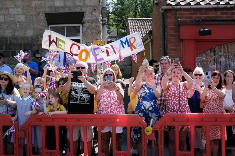 Crowds welcome the King