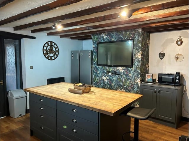 An alternative view of the beamed kitchen hub.