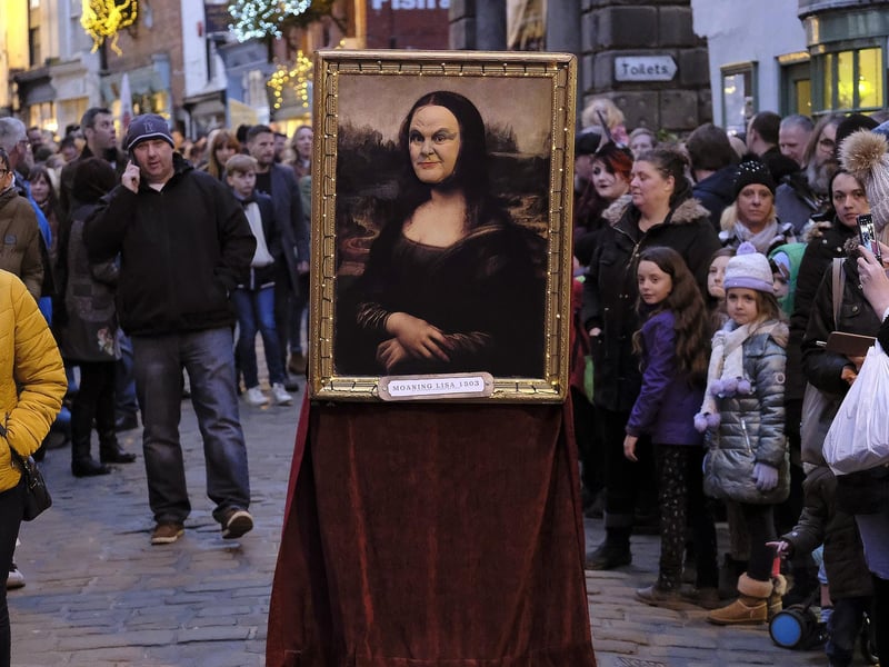 Moaning Lisa attracts the crowds.
picture: Richard Ponter
