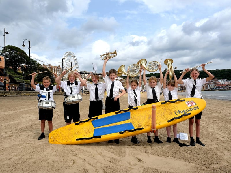 Junior members of Grefsen Skolekorps on the beach