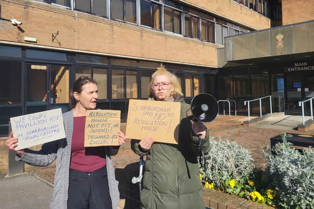 Protestors against purchase of Resolution House. photo: Anttoni Numminen, LDRS