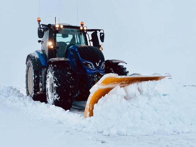 Clearing the roads above Glaisdale Rigg.