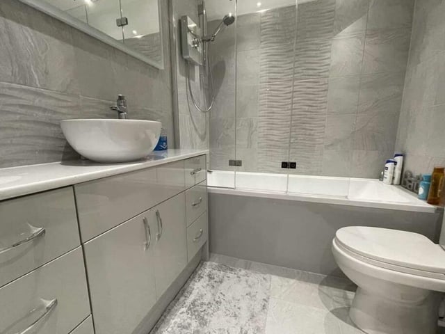 A contemporary style bathroom.
