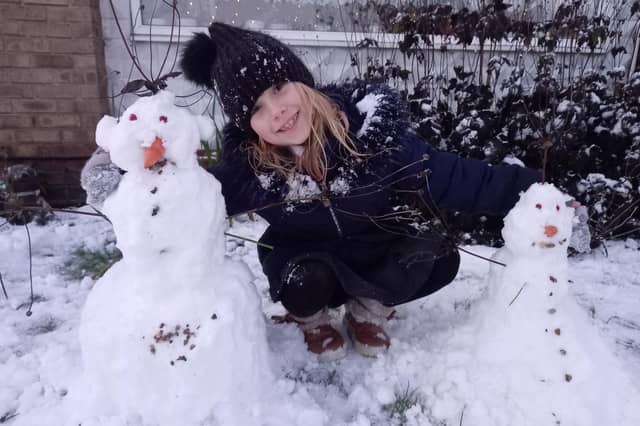 Patrycja playing with snow in Crossgates, by Ewelina Jamróz.