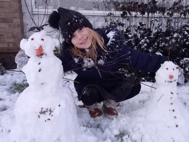 Patrycja playing with snow in Crossgates, by Ewelina Jamróz.