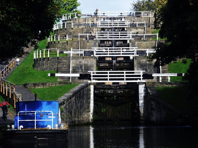 From Crossflatts to Bingley along the canal towpath, this family and pram friendly walk is ideal to discover the Five and Three Rise Locks of Bingley.
Finish with a nice stroll into town.
Beckfoot and back by the River Aire in Bingley Beckfoot Packhorse Bridge is a special place along the River Aire. This easy short walk will show you most of the features along the river. Look out for wildlife and fish.