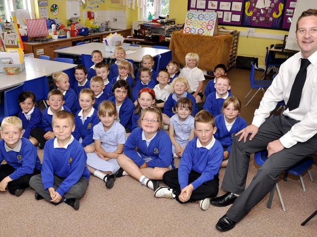 Teacher of the Year-Gladstone Road Infants, Mr Dyer with his class
102703e