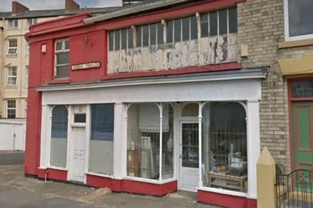 A vacant Scarborough shop is set to be converted into holiday flats despite concerns about changes to the building.