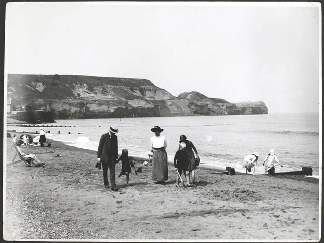 A family walking on the beach at Sandsend, near Whitby, North Yorkshire, 1913.
(Photo by Hulton Archive/Getty Images)