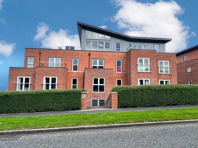 This two bedroom and two bathroom flat is for sale with Colin Ellis with a guide price of £260,000.