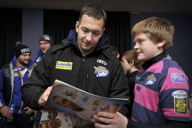 Leeds Rhinos go to Scarborough Rugby club to meet fans - Danny McGuire signs for Sam Collin.
Picture: Richard Ponter.