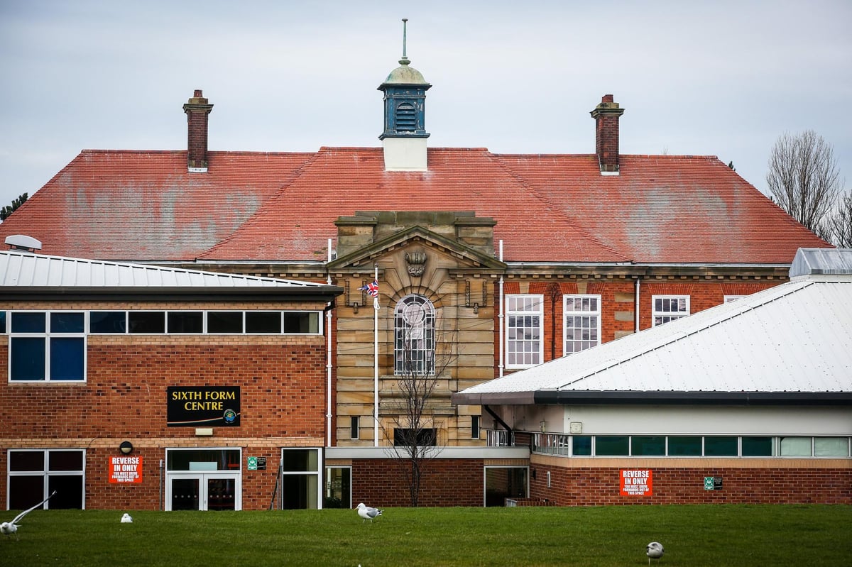 Pembaruan setelah tiga remaja ditangkap dan anak sekolah dilarikan ke perawatan intensif yang pingsan di Whitby’s Caedmon College