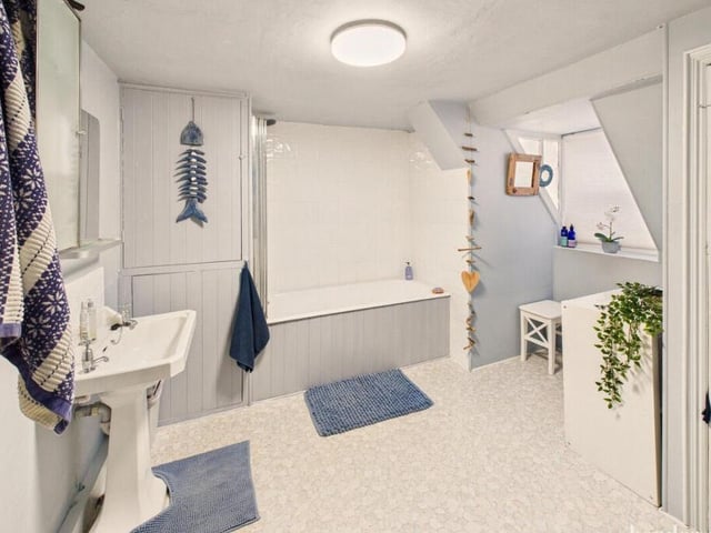 The stylish family bathroom.