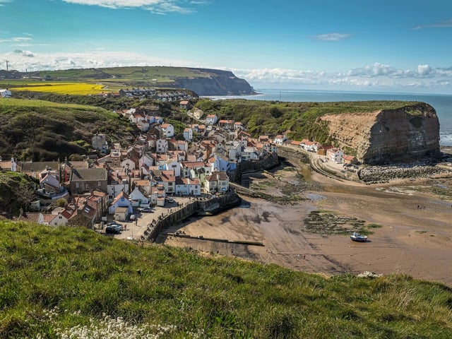 The Cleveland Way National Trail is a 109 mile walking route starting from the market town of Helmsley, across the moorland of the North York Moors National Park,
before reaching the coast at Saltburn-by-the-Sea. From here it’s a visual feast along the North Yorkshire coastline to Filey, passing old fishing villages and lively coastal
towns.
It runs through the smuggler’s village of Robin Hood’s Bay and the resorts Scarborough and Whitby.