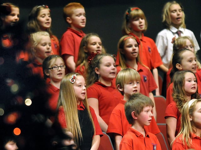 Festive Spectacular at The Spa, with youngsters singing carols.
Picture Richard Ponter 134946b