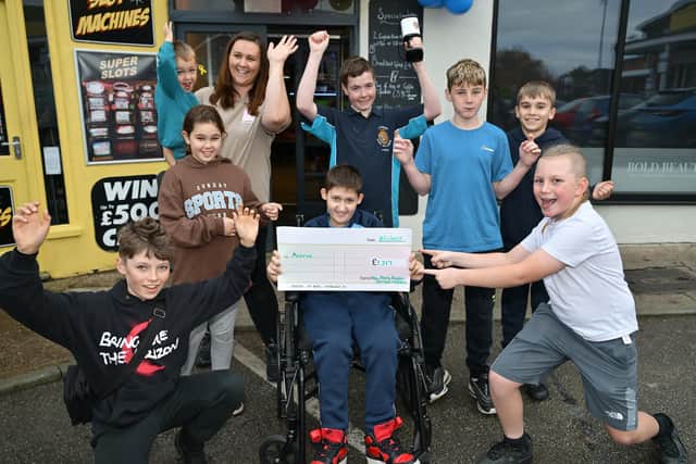 Archie's friends hand over the money to Archie and his family