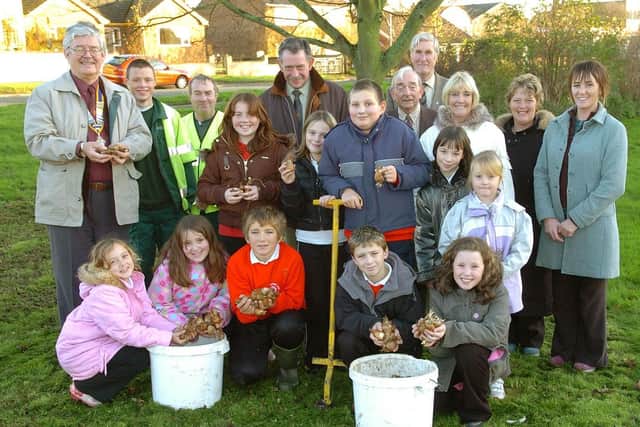 New Pasture Lane school children plant bulbs with Rotary Club of Bridlington members. PA0648-14a