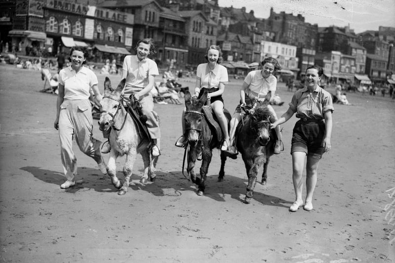 July 1936: Day trippers on Scarborough Beach.