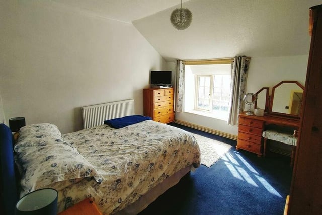 Another spacious double bedroom in the cottage.