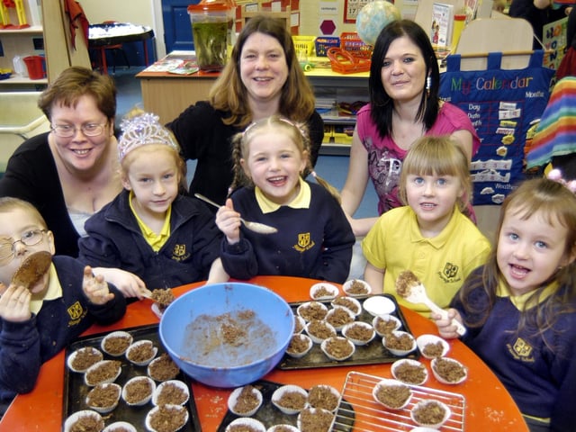 Friarage School open day for parents and carers. Brannan Walker, 4, Alice Mawson, 5, Courtney Williamson, 4, Kelsey Graham, 5, and Oliwia Wiczynska, 4 with Alice's mum Emma Mawson, TA Jo Ireland and Courtney's aunt Vicky Williamson. 071355d