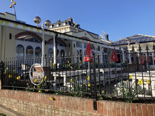 Jerome's/Pavilion Bar is located on the Royal Prince's Parade, Bridlington. Jerome's ice cream parlours have been a firm favourite with holiday makers, children and families since 1984. There is an indoor easy diner as well as a lively outdoor seafront terrace.